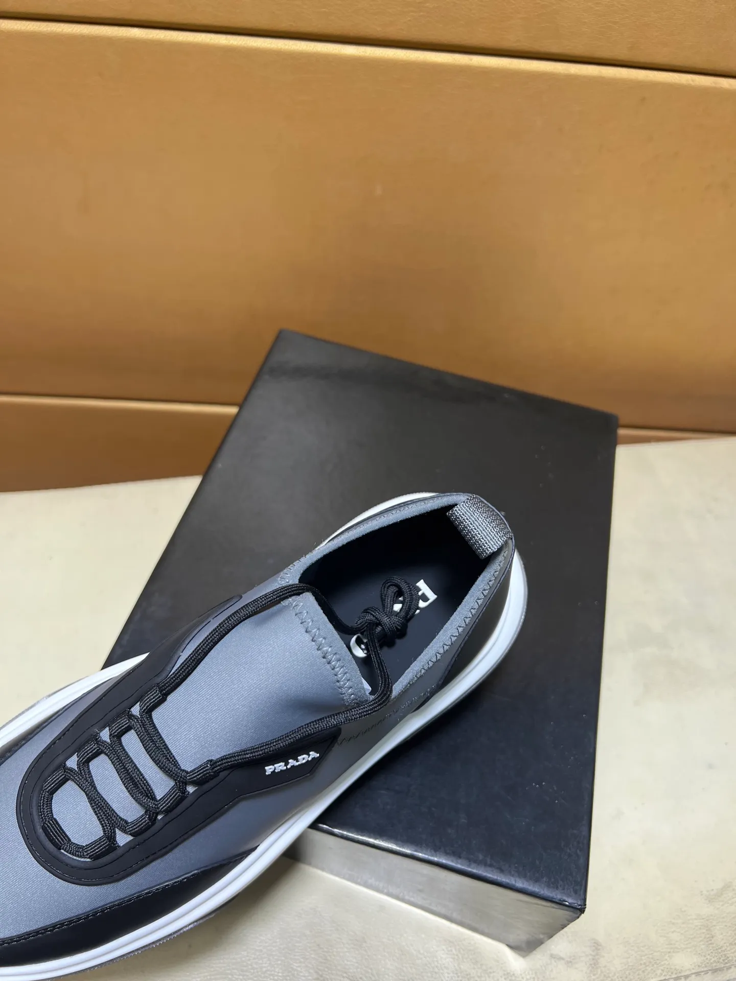 pp560💰👑👑《PRADA》【Classic Original Version】Prada: Top 🔝 Purchasing Agent 🔍🔍Sold at the latest men’s counter simultaneously, imported high-quality original version from Italy 🇮🇹: 🔝Brand silk calfskin·Shoe height, brand logo·Brand high mercerized canvas cloth·Tongue screen printing Brand logo: Prominent (high-end, extravagance, class), exquisite workmanship (imported Italian 🇮🇹 water-based mesh lining, 🐂cowhide feet), soles: original soles specially provided by the original factory, double-layer movable molding: transparent air cushion bottom, environmentally friendly, wear-resistant, ultra-light, comfortable, 🌲🌲🌲, real-life photos 🎬The real ones are more beautiful Code number 38-44